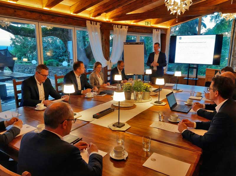 Tagungsraum auf der Burg3 mit großem Monitor