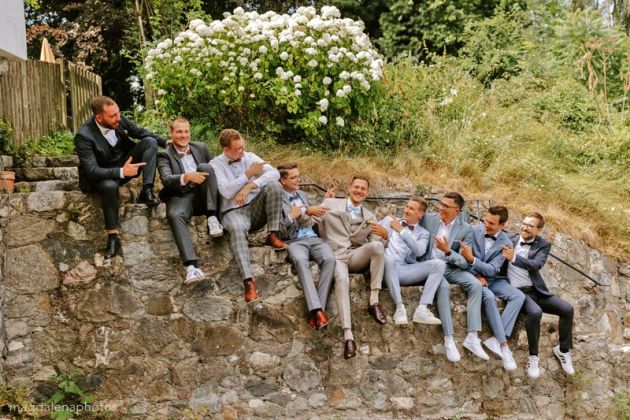 Freunde des Bräutigam und Selbiger auf Mauerrand